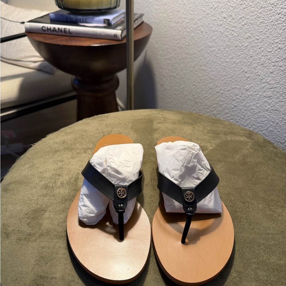Tory Burch Black Leather Thong Sandals with Tan Footbed